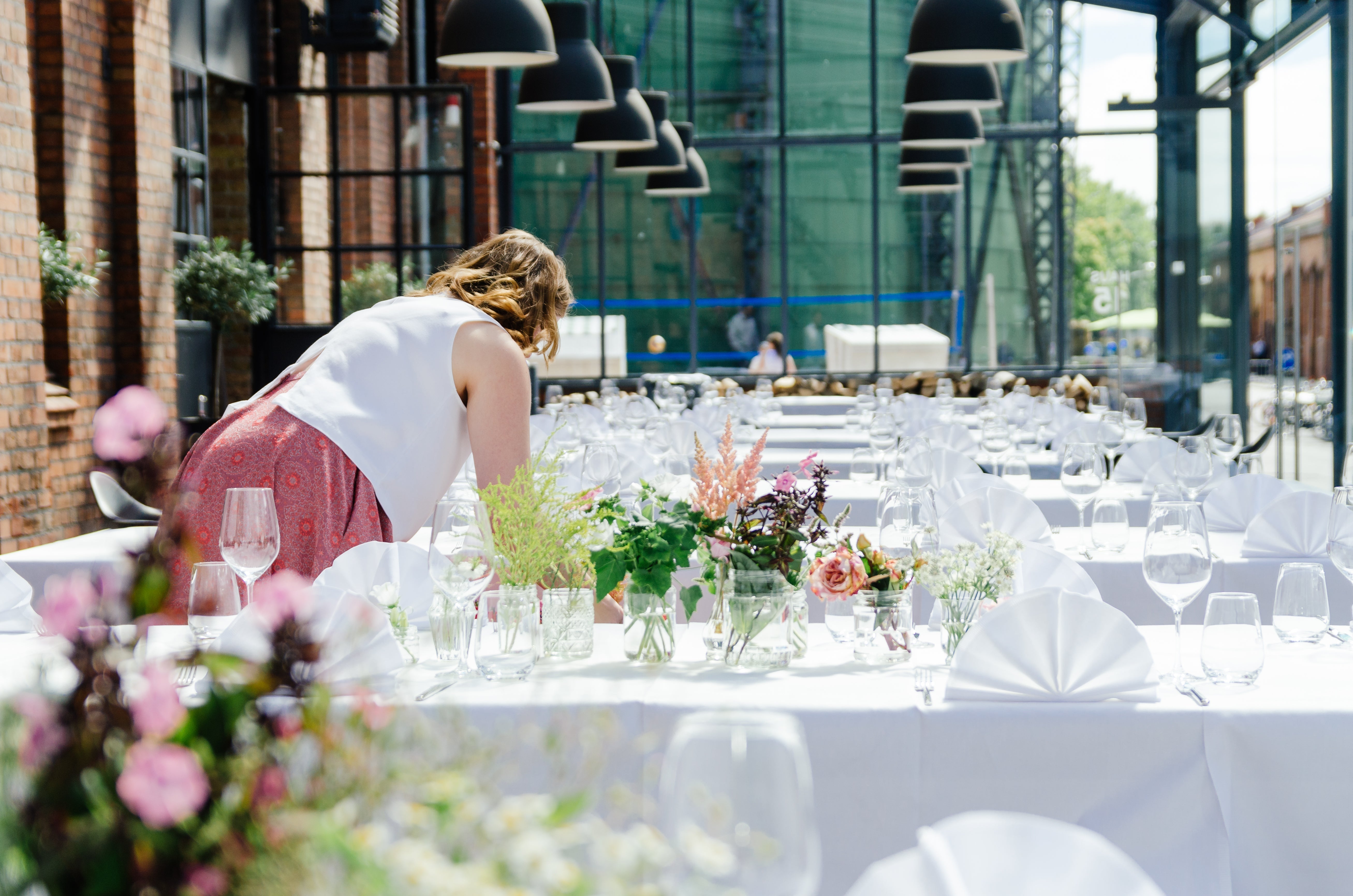 Eventlocation gestalten: Atmosphäre schaffen mit Mobiliar, Dekoration & Licht