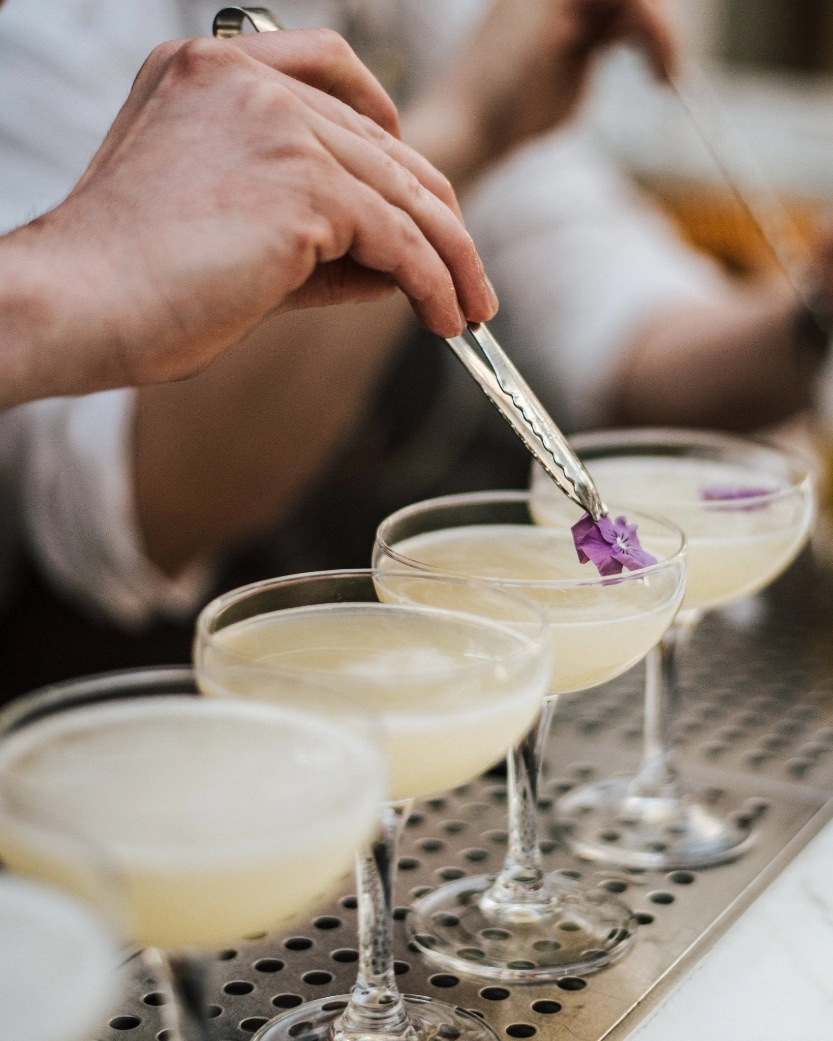 Cocktail Theke mieten – Barkeeper bereitet Cocktails auf mobiler Event-Bar vor