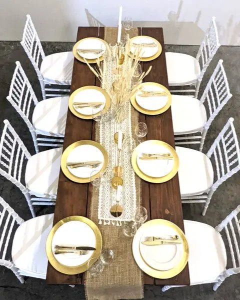 Foto aus der Vogelperspektive vom Holzbohlentisch von aufZEIT.io mit weißen Stühlen drumherum