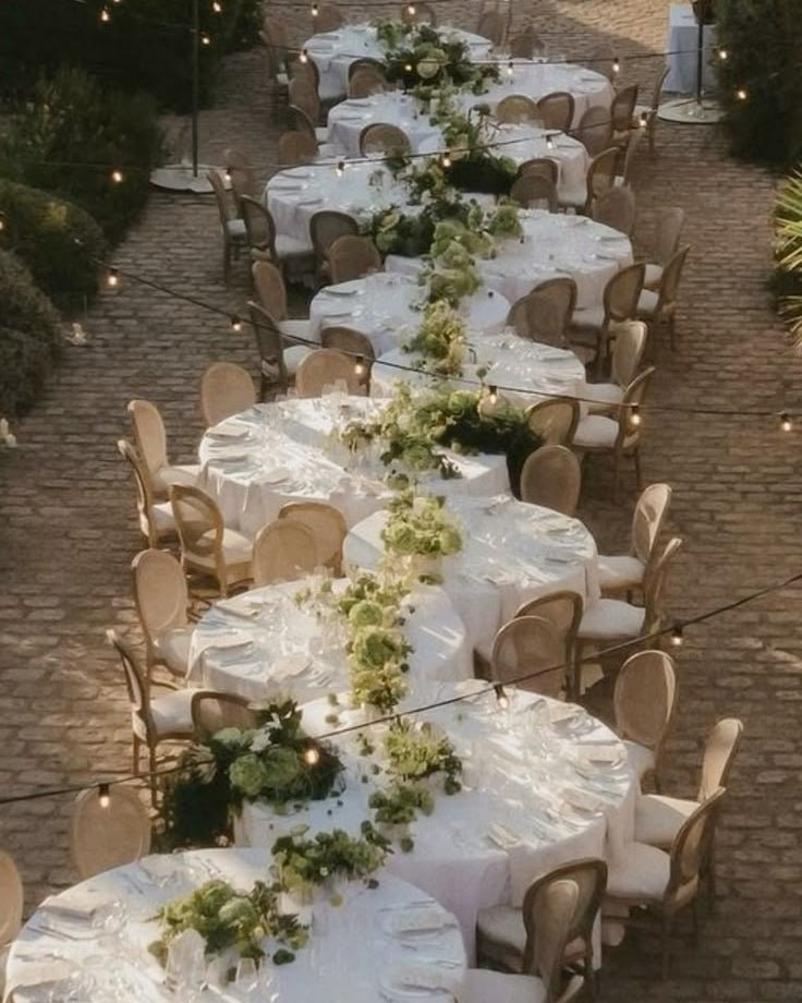 Runder Bankett - Tisch für Hochzeit mieten - aufZEIT