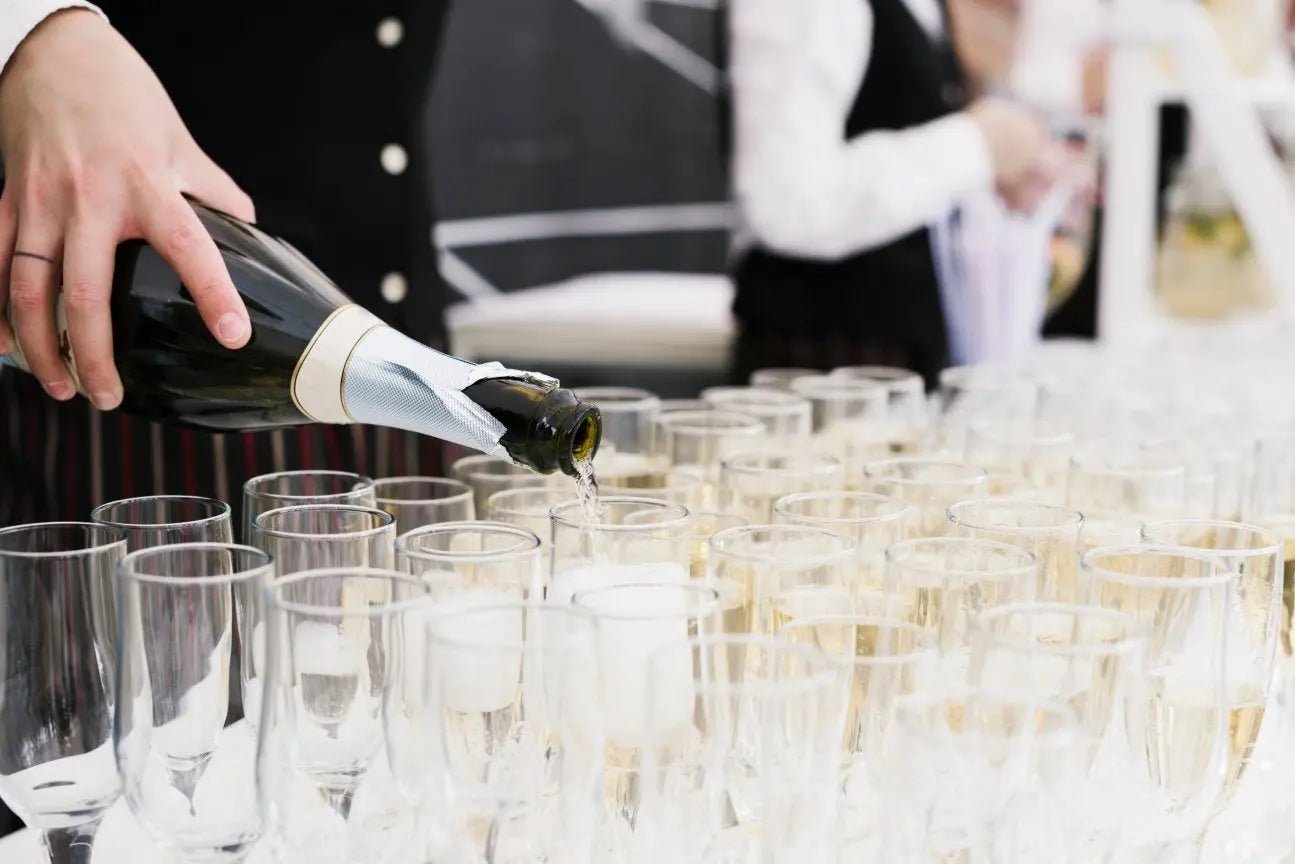 Sektempfang Service – Servicepersonal schenkt Sekt für eleganten Event-Empfang ein